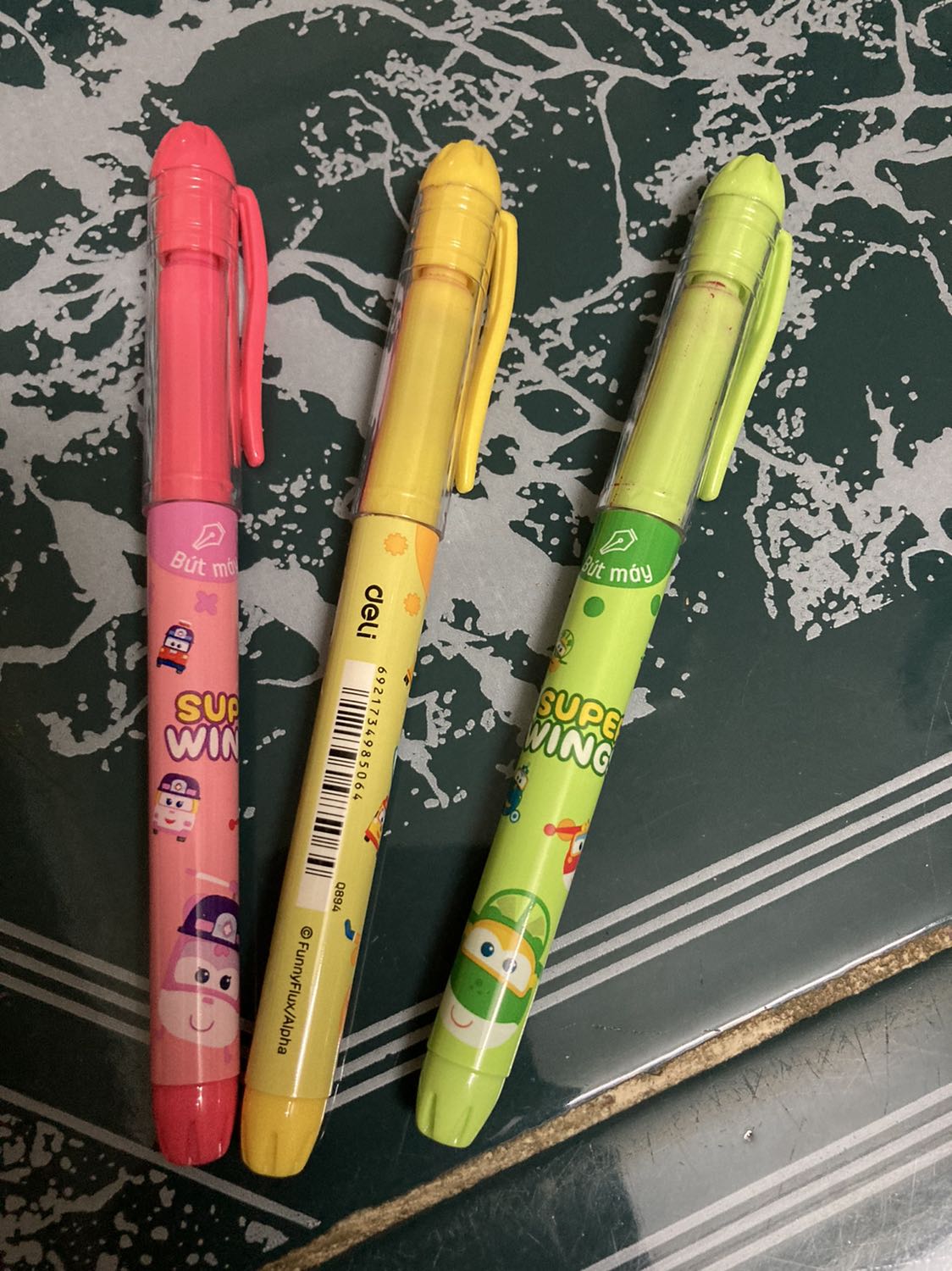 Ống mực chỉ bơm được xíu. Viết êm. Đóng gói quấn chung với lốc giấy A4 không được cẩn thận.