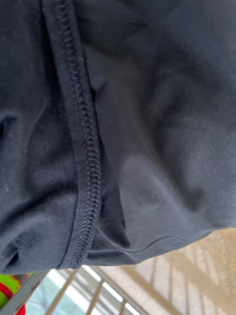 Chất liệu cotton nhăn nhiều, may chưa ổn, gấu áo được vắt sổ nhưng gấu quá ngắn khi bận toàn bị lật lên như hình.