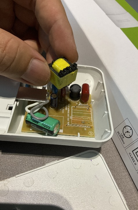 Cả 2 cái đều bị hư do vận chuyển nên không dùng được nữa. Tuy nhiên cách xử lý của Philips là gửi bù cho khách 2 cái mới. Cảm thấy được hỗ trợ quá tốt.