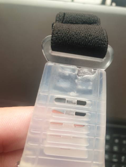 Đeo thì chắc nhưng như thế này vẫn cho xuất đi là sao hả shop?