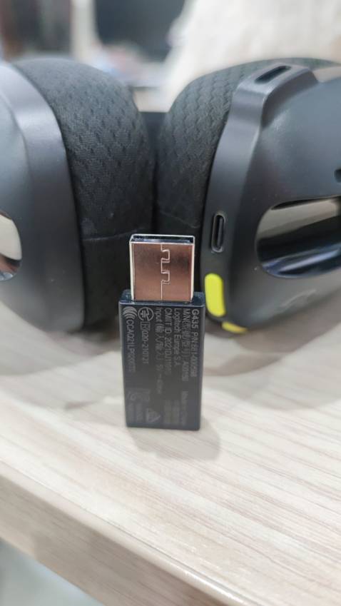 Nhận xét sau 3 ngày sử dụng: Thiết kế gọn nhẹ, ôm trọn vành tai, ko bị đau khi đeo một thời gian dài tuy nhiên cổng kết nối Lighspeed ko được ưng ý cho lắm vì nó thiết kế rất giống chiếc USB, cắm vô máy nhìn rất thô. Về mặt âm thanh khi chơi game thì không chê đi đâu được, độ trễ âm hầu như không có. Còn nghe nhạc, giải trí thì hay quá chời ông địa luôn. Chỉ cần sạc pin đầy đủ là có thể chơi trong thời gian dài.