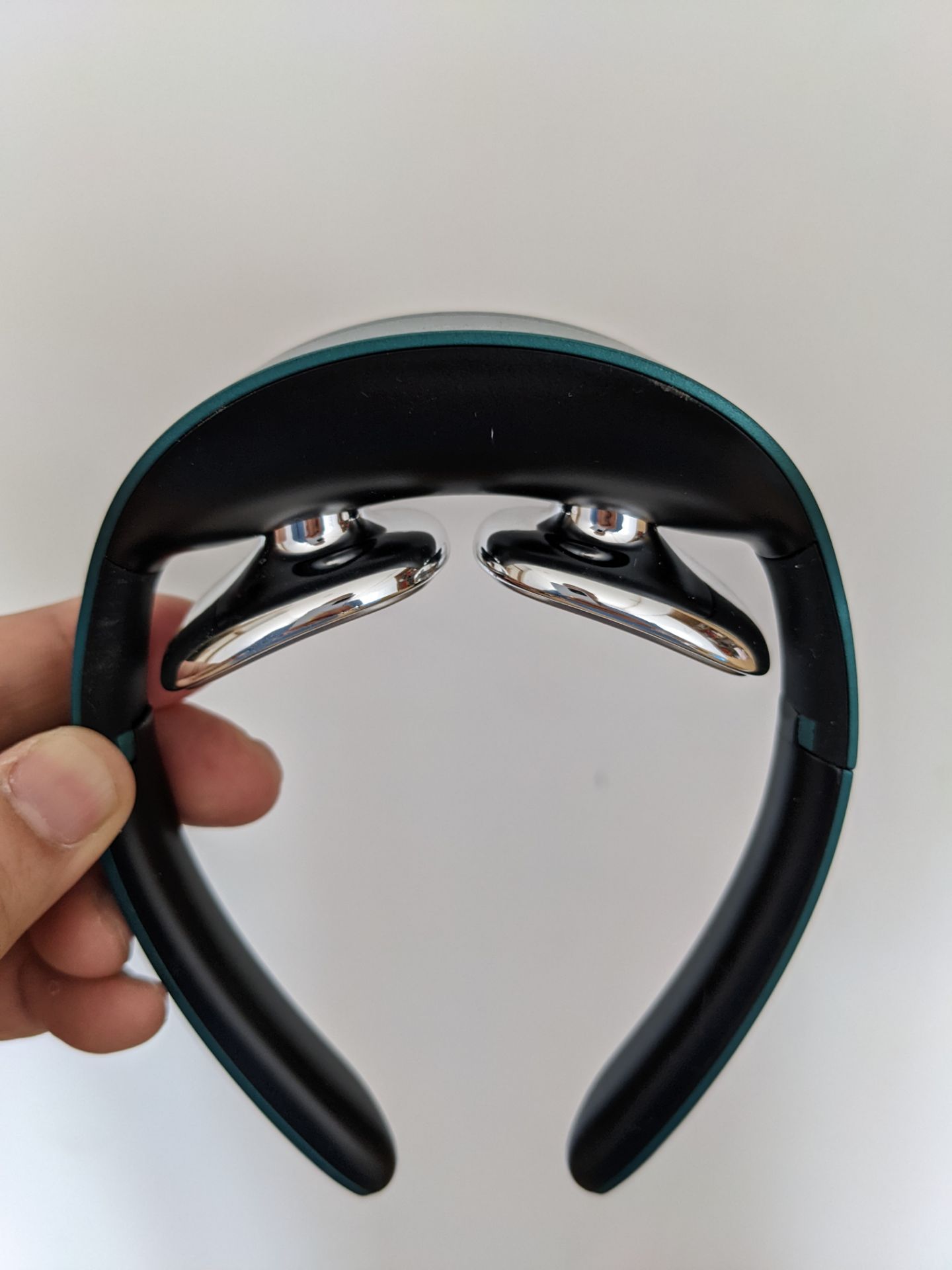 máy nhìn hơi nhỏ. do xài xung điện nên chưa quen. cảm giác lâu lâu cứ như bị giật.