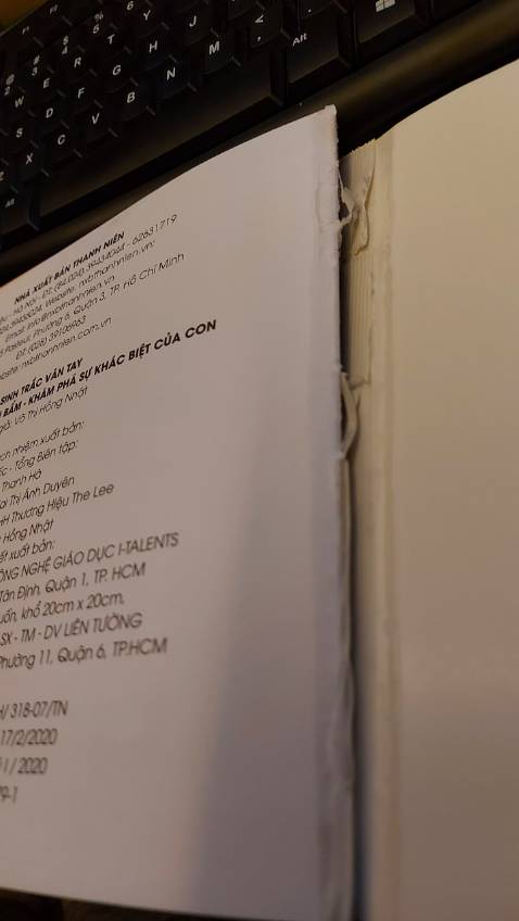 Gáy sách dùng lần đầu bị long ra!