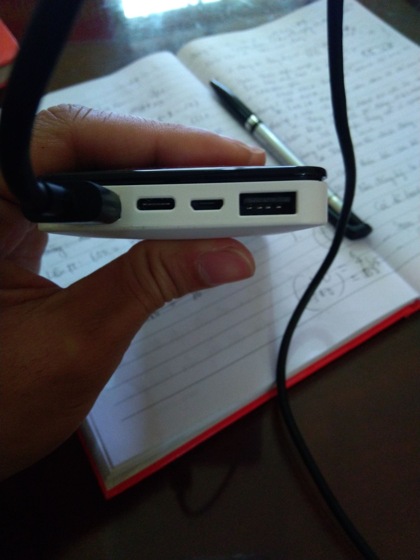 sản phẩm kích thước nhỏ gọn đóng gói chắc chắn đẹp có số phần trăm hiển thị pin