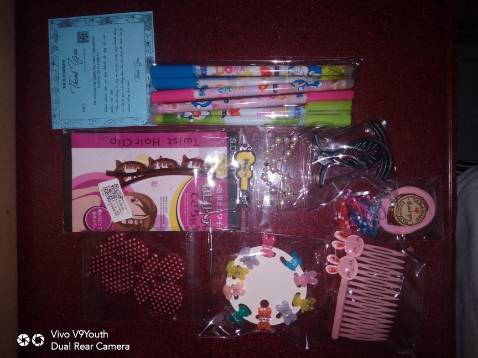 Chủ shop nhiệt tình, shipper thân thiện. Shop soạn và giao hàng đủ, còn tặng thêm quà nữa. Sản phẩm ổn, chất lượng, tóc bé mỏng nên hay bị tuột