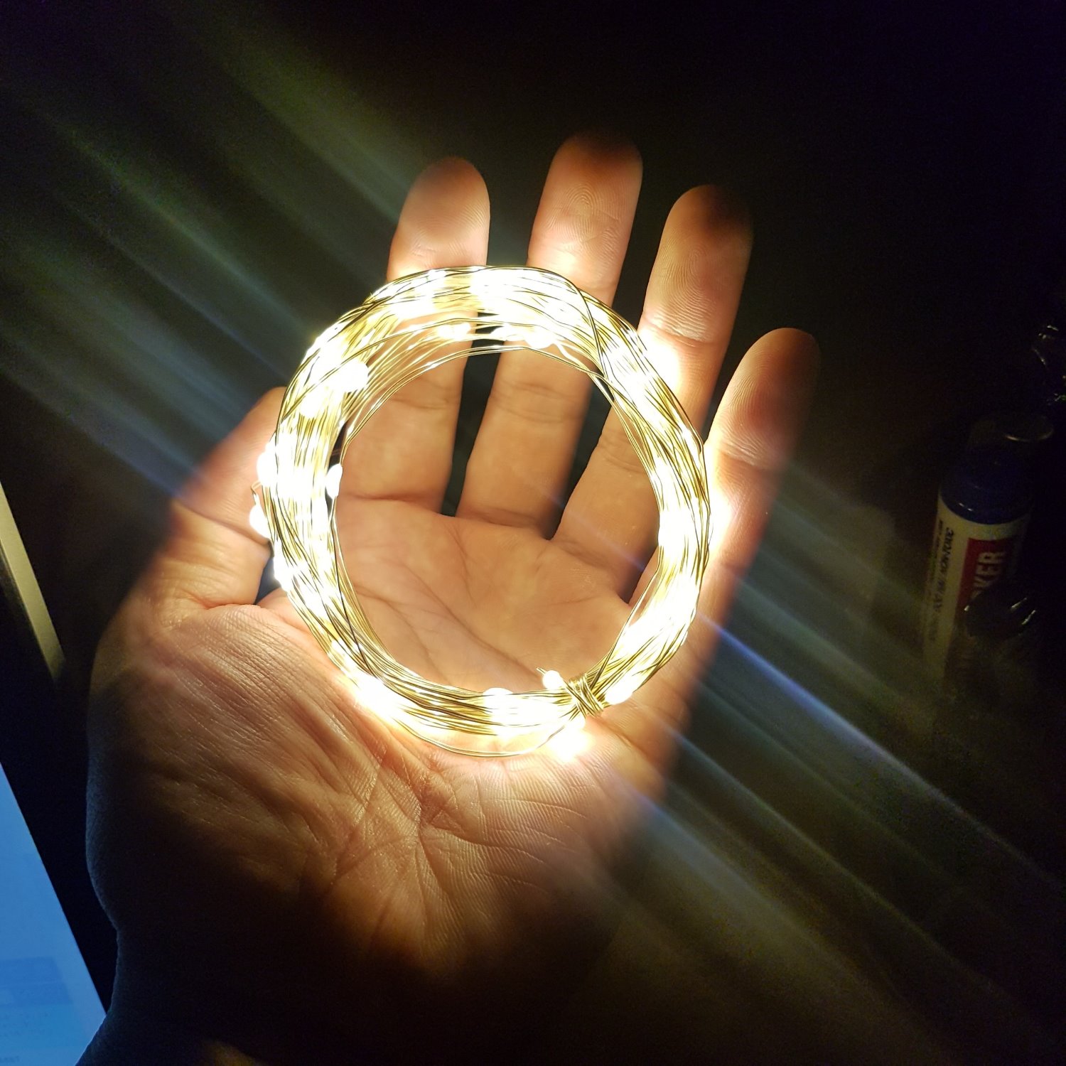 Cực kỳ hài lòng về sản phẩm. Đèn trang trí phòng rất đẹp. Hàng có thương hiệu có khác. Có cả hướng dẫn sử dụng tiếng việt đi kèm. Thích nhất cái điều khiển có thể tăng giảm được độ sáng và chọn các chế độ nháy rất tiện. Nhìn  ngoại quan có vẻ chắc chắn và chất lượng. Cám ơn shop và TIKI.