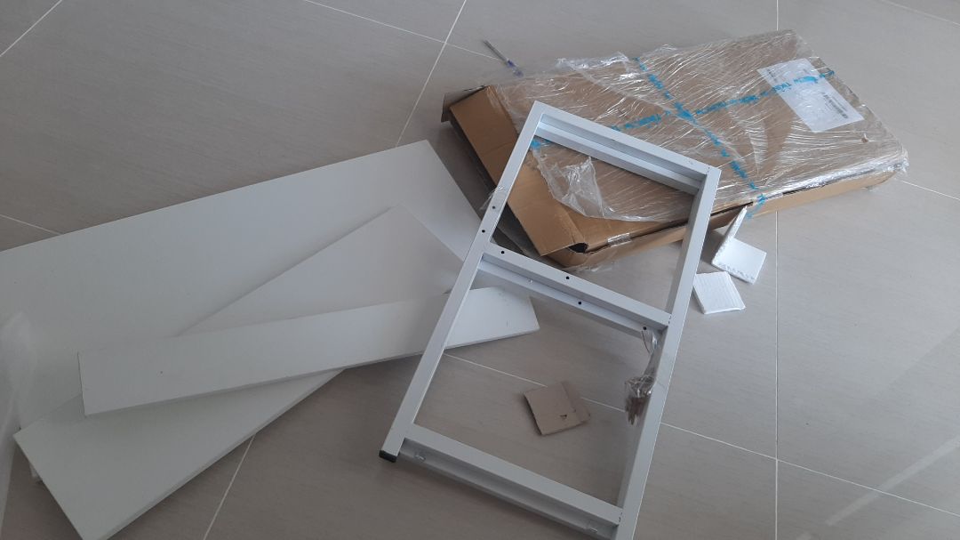 Lúc đọc review thì mình cũng khá băn khoăn vì có cả khen và chê. Nhưng vẫn quyết mua.
Lúc nhận hàng với Tiki được kiểm tra, hàng nguyên vẹn mới dám nhận. Giao hàng ở tỉnh khá nhanh, nhận được sau 3 ngày.
Shop và Tiki đóng gói cẩn thận, hàng nhận về may quá không bị mẻ, hỏng trong quá trình vận chuyển. Miếng gỗ ép nguyên vẹn, khá sạch sẽ.
Shop rất chu đáo, chuẩn bị đủ bộ ốc, có luôn vít và dụng cụ vặn ốc chữ L nên không quá khó khăn lúc lắp. 
Hy vọng bạn nào phân vân đọc được review của mình tự tin order hơn.
Sẽ tiếp tục ủng hộ shop! Cảm ơn shop & Tiki!