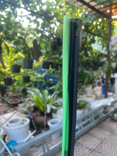 Quá tệ, gạt ồn, không bám kính, nhựa kém chất lượng