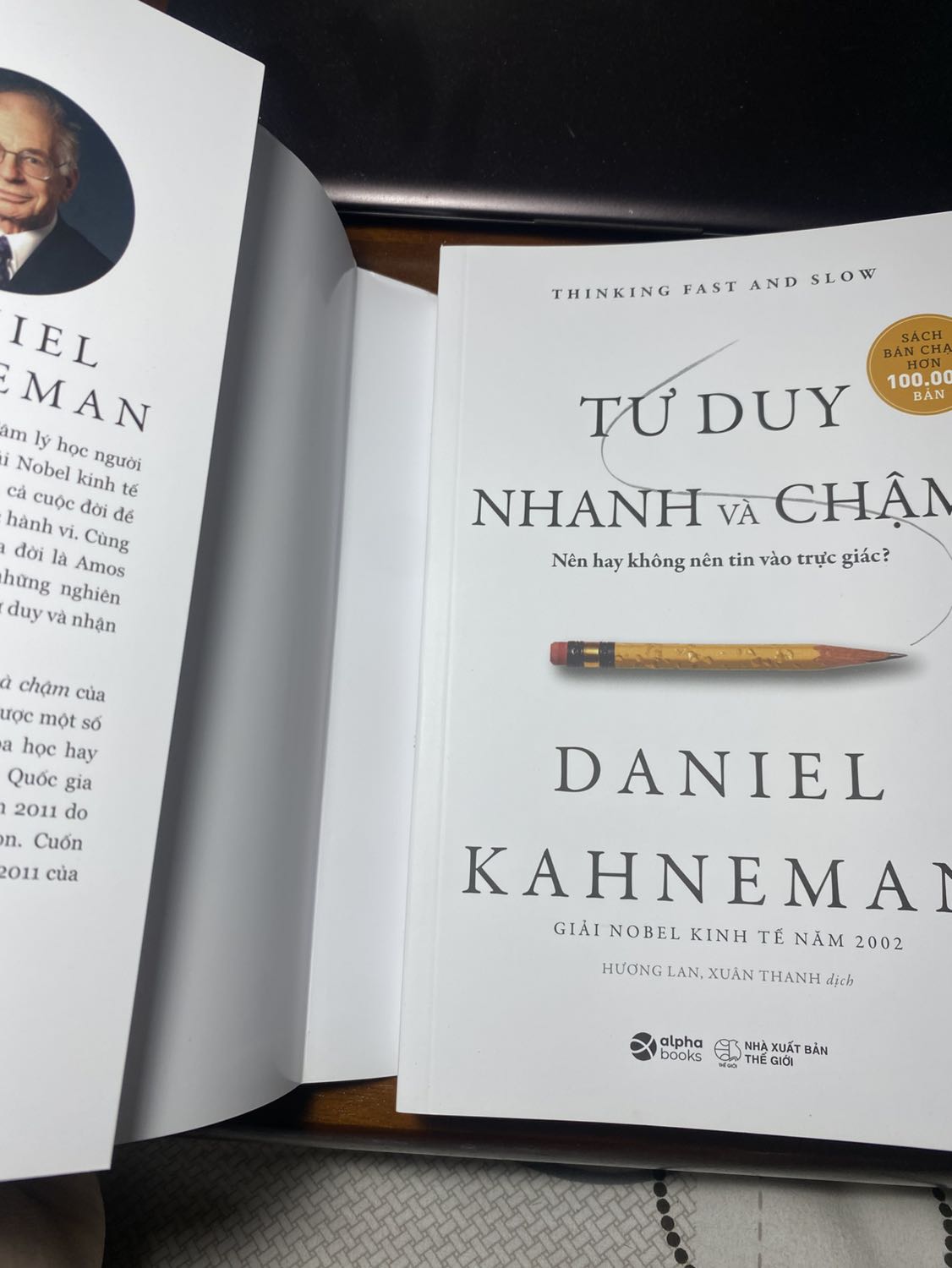 Mình chưa đọc nhưng thấy nội dung mở đầu khá hấp dẫn. Shop đóng gói chắc chắn bên ngoài cuốn sách có thêm bìa khá tinh tế. Shipper dth nhiệt tình. Mọi ng nên mua nhé!