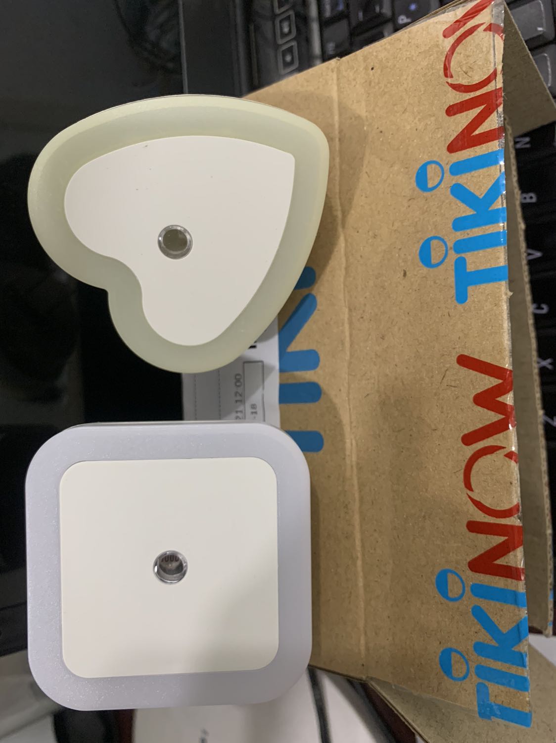 Giao sản phẩm sai và/ hoặc hư, không đúng chất lượng như niêm yết:
1. Đăng bán 2 đèn hình vuông nhưng giao 1 hình vuông, 1 trái tim.
2. QUAN TRỌNG mua 2 đèn CẢM ỨNG nhưng giao 1 đèn HƯ / KHÔNG CÓ CẢM ỨNG. (Kèm hình)
—-> Đề nghị hỗ trợ đổi lại hàng bị sai/ hư.
Ps cá bạn mua nhớ kiểm tra hàng trước.