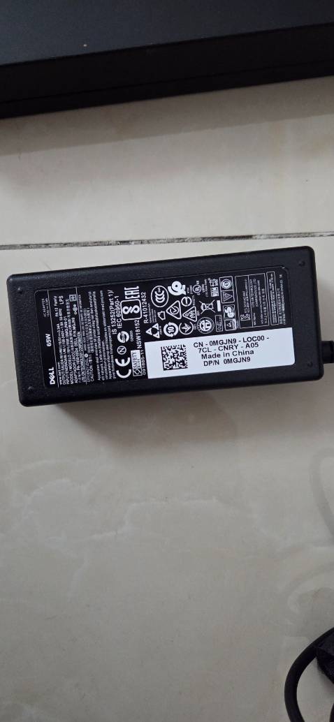 Vừa mở hộp. Nhỏ xinh, dễ thương. 
 Máy bắt wifi hơi yếu. Tiếng quạt không lớn nhưng gắt, để sau màn hình nghe khó chịu. 
 Máy hơi cũ, trầy xước, sứt mẻ chút. Có vẻ được pháp sư TQ dựng lại. Chính hãng Dell nhưng Made in China không phải Made in USA như shop mô tả. Chưa có thời gian mở xem ruột nó ntn. Cơ mà quan trọng máy cày tốt. 
 Đây là lần 2 mua hàng của shop. Hi vọng cũng tốt. Giá hơi cao với máy cũ i7 8700, RAM 16G, SSD 512G. 
 (Tiki kiểm duyệt ảnh nên không đăng chi tiết cấu hình, kết quả *** được)