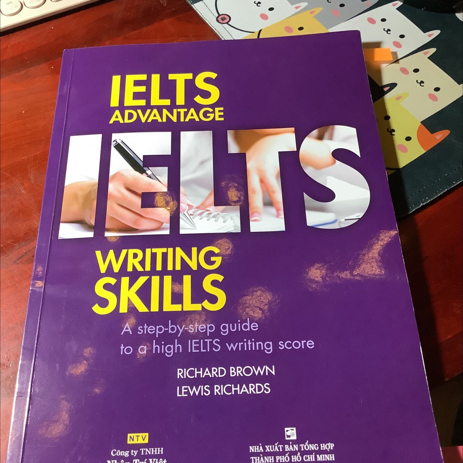 Sách hay lắm nhé, bạn nào muốn tăng band từ vựng trong ielts writing thì nên mua cuốn này, có nhiều từ vựng hay lắm. Với cả bạn nào trình độ ok xíu thì mới mua nhá, mới học ielts mà mua là hơi oải á. Nói chung mua đáng tiền lém