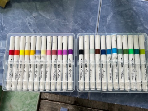 Nhận hàng thùng móp méo không tưởng. Màu khá đẹp