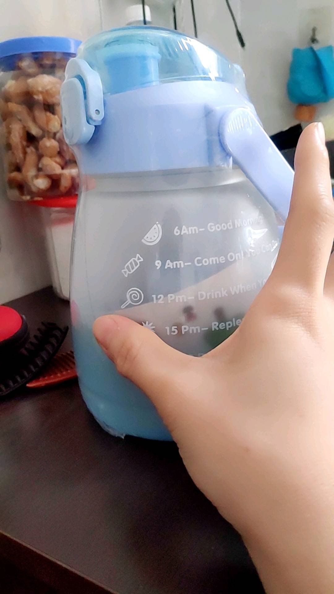 Giao hàng nhanh,  đúng mẫu.  Bình nước màu rất xinh hợp ý mình.  Có kèm cả ống hút và dây đeo nữa. Nói chung là ưng nha.