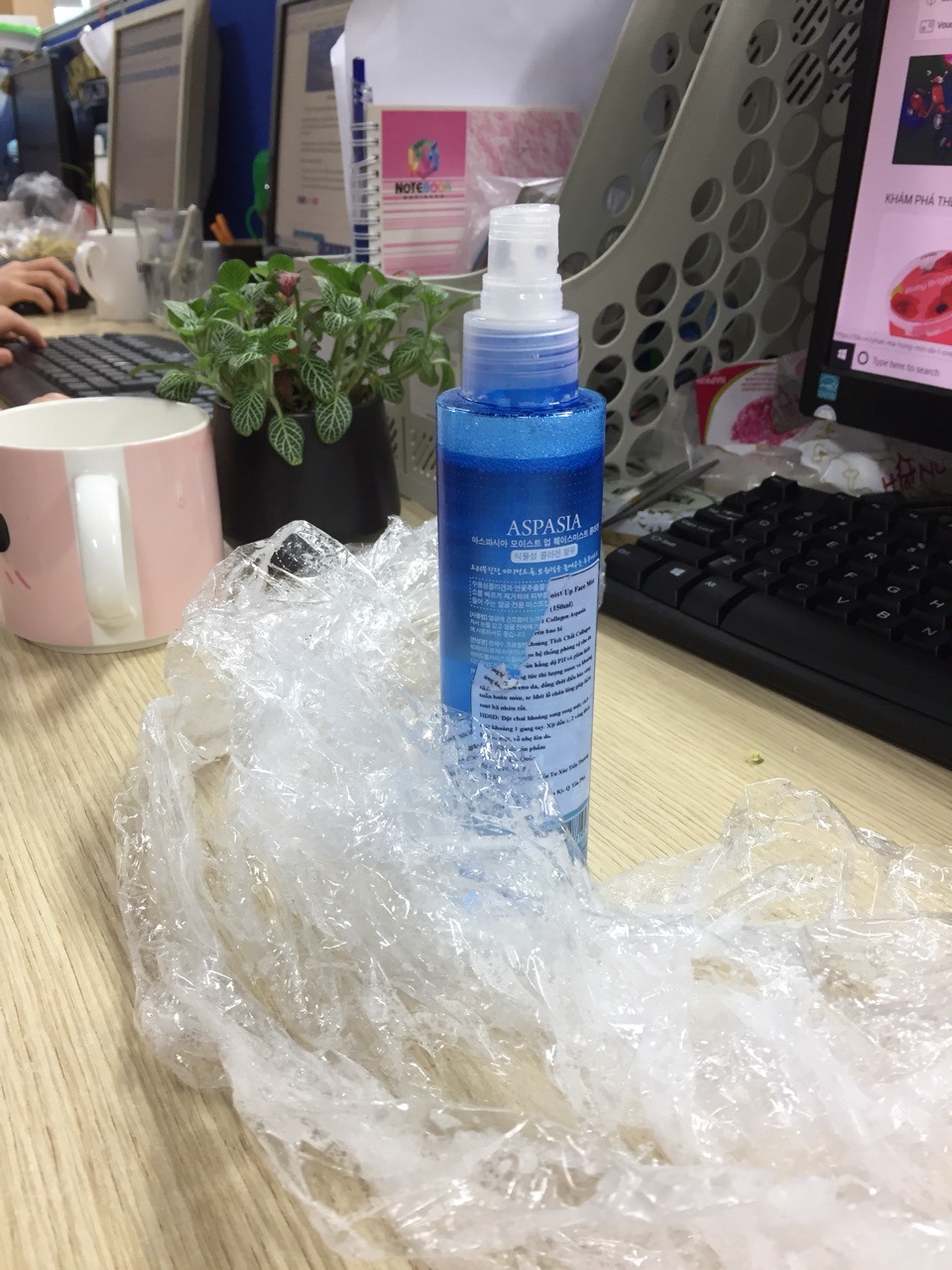 Mình đã đặt mua 1 xịt khoáng. Khi nhận hàng, chai không có nắp, nước tràn ra vỏ bọc nhìn rất kinh. Tem trên chai bị rách 1/4. Check QR code không ra sản phẩm. Mùi nước khá nồng, mình không dám sử dụng. Yêu cầu shop nhận lại hàng và hoàn tiền cho mình!