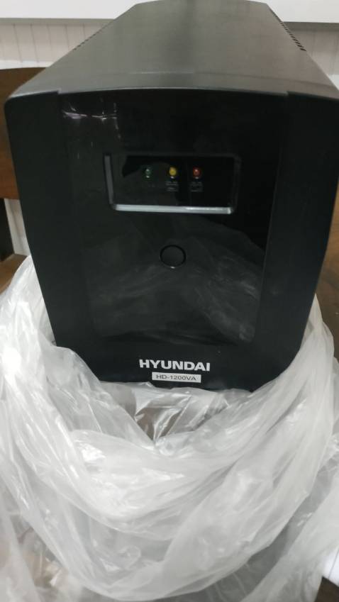 1. Giao hàng cũ, bám đầy bụi trên thân máy và trên dây cắm điện,  hộp móp méo
2. Giao sai mẫu mã, đăng hình 1 đằng, nhận hàng là sản phẩm khác.
3. Ghi trên web là bảo hành 36 tháng, nhưng nhận được tờ giấy báo sản phẩm chỉ bảo hành 12 tháng
4. Quảng cáo là "Đầy đủ CO, CQ" nhưng trong gói hàng chỉ có 3 tờ giấy: 1 tờ giấy hướng dẫn sử dụng sơ sài (đã ngã màu vàng khè do để lâu), 1 tờ giấy bảo hành 12 tháng, 1 tờ giấy đơn hàng của tiki) => Không thấy giấy tờ chứng CO,CQ chứng minh nguồn gốc xuất sứ ở đâu. Hàng Hyundai mà lại "Made in China" !?

Tôi nghi ngờ đây là hàng cũ, không rõ nguồn gốc và chất lượng, đề nghị tiki giải quyết đổi trả hàng cho tôi