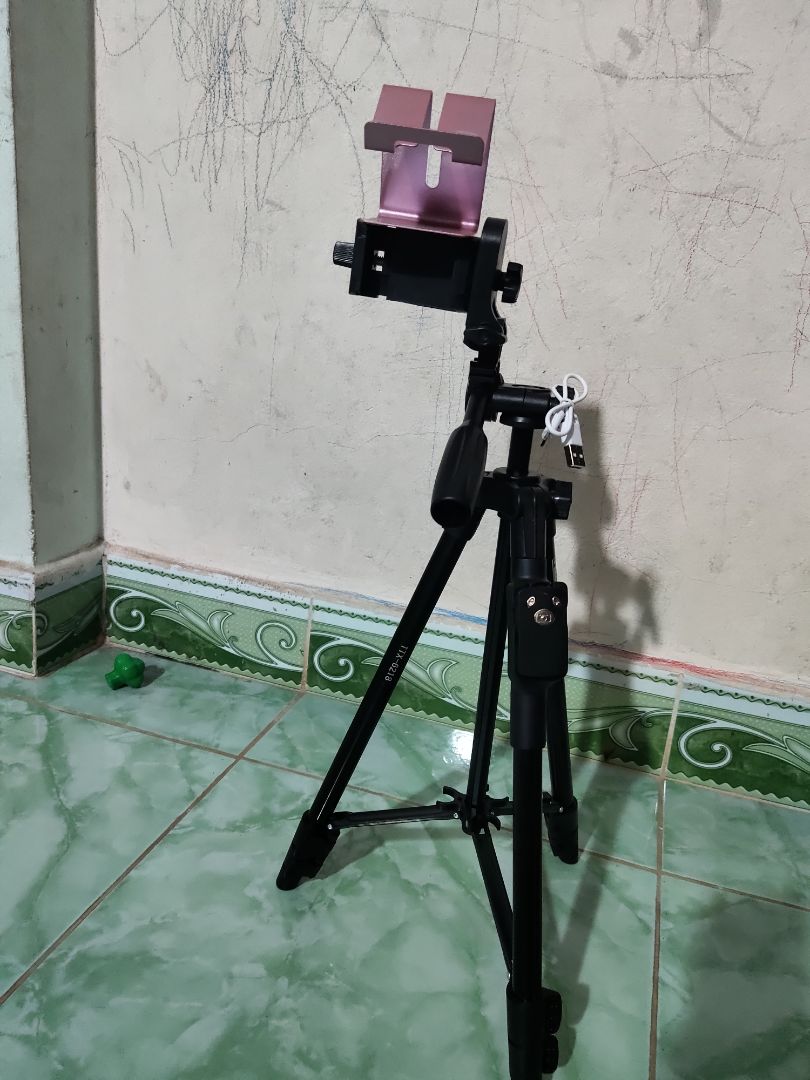 Sản phẩm tốt, đúng mô tả, có vẻ mong manh phải nhẹ nhàng mới với nó. Được tặng thêm miếng đỡ điện thoại, khá thú vị. cảm ơn shop!