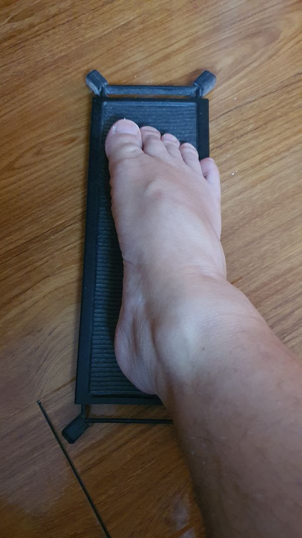 Gọn nhẹ, dễ dùng, đủ chắc chắn, giao hàng nhanh. Tuy nhiên, tôi thấy nếu kích thước lớn hơn một chút thì đặt chân sẽ thoải mái hơn.