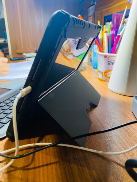 Biết thương hiệu này tốt nhưng vẫn ngạc nhiên khi nhận hàng! Đẹp đến từng chi tiết nhỏ. Cover dày dặn nhưng không quá nặng, chi tiết sắc sảo, chất liệu nhìn xịn sò, có trượt bảo vệ cho camera, bàn phím và chuột nhạy, cảm giác gõ phím rất thích. Shop giao hàng super nhanh (1 ngày). Trải nghiệm rất tuyệt vời 👍