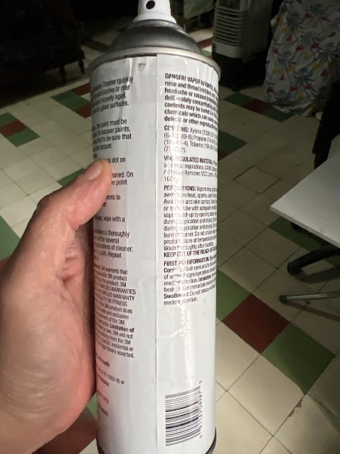 Hàng không đúng của 3M. Tên và logo của sản phẩm được in trên giấy quấn trên thân ống xịt bằng băng keo. Đã xịt thử và không tẩy được băng keo trên kính.
Nghi ngờ hàng dỏm.