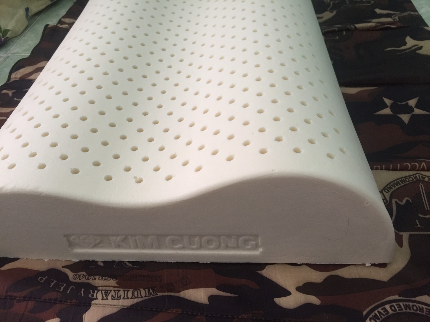 Dù đã chủ động đặt mua gối kích thước to nhưng lúc nhận hàng cũng hơi bất ngờ vì gối to hơn mình nghĩ. Nằm rất êm, có cảm giác ngủ ngon hơn trước. Áo gối size 50x70 mặc vào sẽ vừa khít. Mình có tham khảo loại gối của Liên Á cùng kích cỡ thì giá cao hơn tới 150k, ko biết có gì tốt hơn nhưng cá nhân mình thấy hài lòng với sản phẩm này.