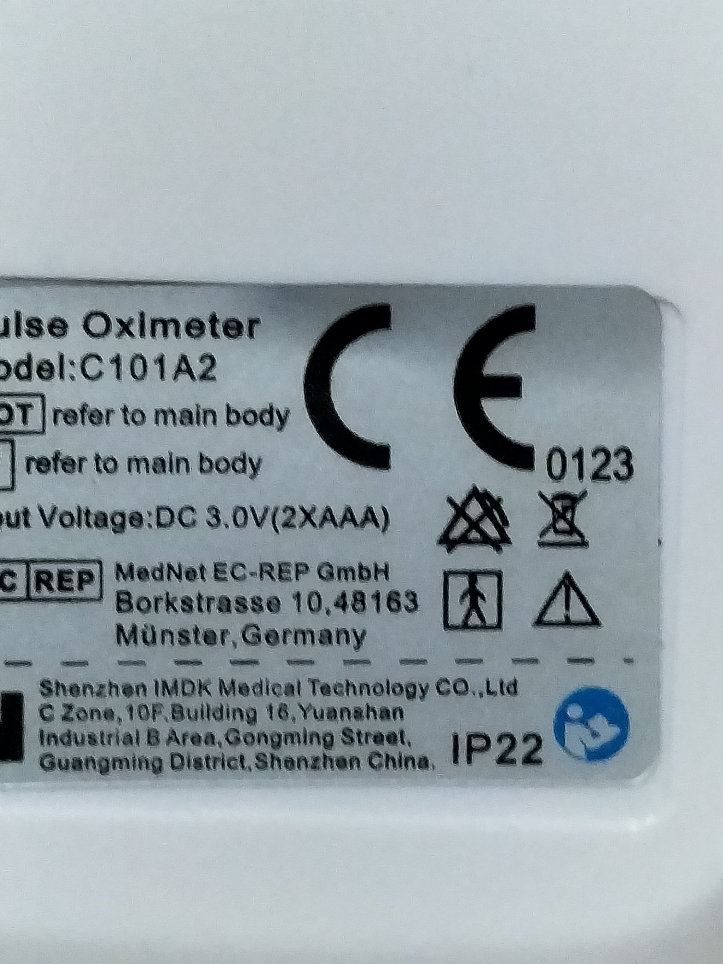 Vì sao tôi cho 1*?
1. Hầu hết người tiêu dùng (NTD) bình thường khi mua sp liên quan tới sức khoẻ đều sẽ nhìn vào NHÃN HIỆU để đặt niềm tin vì họ ko có thiết bị chuyên dụng để đo kiểm sp xem có chính xác hay ko.
2. Sp này quảng cáo là mang nhãn hiệu KINGTECH nhưng tuyệt nhiên trên sản phẩm cũng như bao bì ko thể hiện điều này, ngoại trừ cái PBH và HDSD. PBH còn ghi ko đúng model. trên hộp còn in cái logo iMDK nữa kìa.
3. Tìm trên các chợ online khác như L***, SH*** thì thấy trong rất nhiều review của người mua có các hình ảnh y chang sp này, chỉ khác cái nhãn hiệu, và giá cả thì cũng nhiều kiểu luôn.
Từ 3 điều trên, nên hiểu thế nào cho đúng: đây là sp OEM đc nhà bán mua lại đâu đó và đặt nhãn hiệu. Điều mà mình thấy tệ ở đây là họ ko thèm in cái Logo KINGTECH lên hộp luôn mà chỉ dán nhãn phụ bằng băng keo thông thường, điều mà người bình thường nhất cũng làm đc.
Đây là review mang tính cá nhân để cho người mua có thêm thông tin để quyết định. Chứ thật sự hiện tại thì mình đang cảm thấy bị ***.