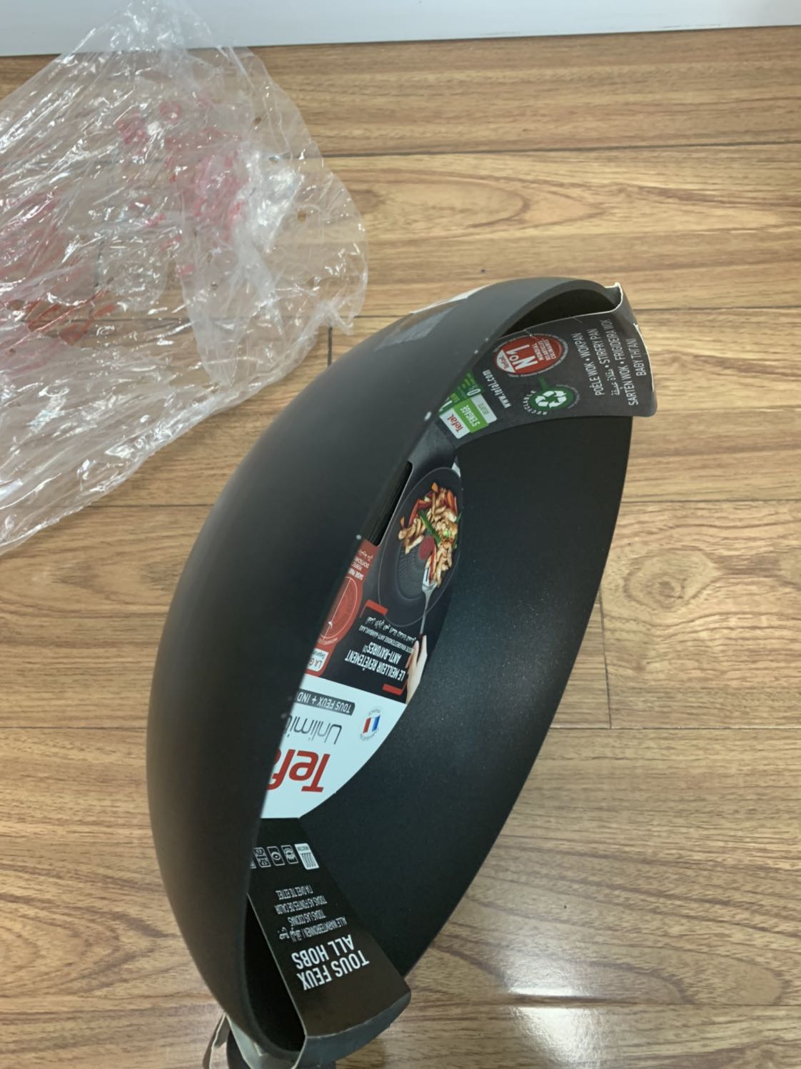 Lần mua đầu tiên 22/6 đặt hàng 23/6 giao, cán chảo lỏng léc, vành chảo trầu xước nên đổi.
24/6 nhận lại sp lỗi, 30/6 giao sp mới.
Chảo mới giao lại đóng gói rất cẩn thận mấy lớp luôn nhưng chảo lại bị móp. Vậy có nghĩa chảo bị móp trước khi dc đóng gói, nếu đã móp thì tại sao còn giao cho khách?
Cách kiểm tra sp trước đóng gói của tiki và shop có vấn đề, nên xem xét lại.
Hnay ko muốn viết đánh giá đâu nhưng thấy đợt này tiki làm việc ẩu quá đành phải lên tiếng (trưa nay 1/7 vẫn chưa thấy ai gọi nhận lại sp lỗi).