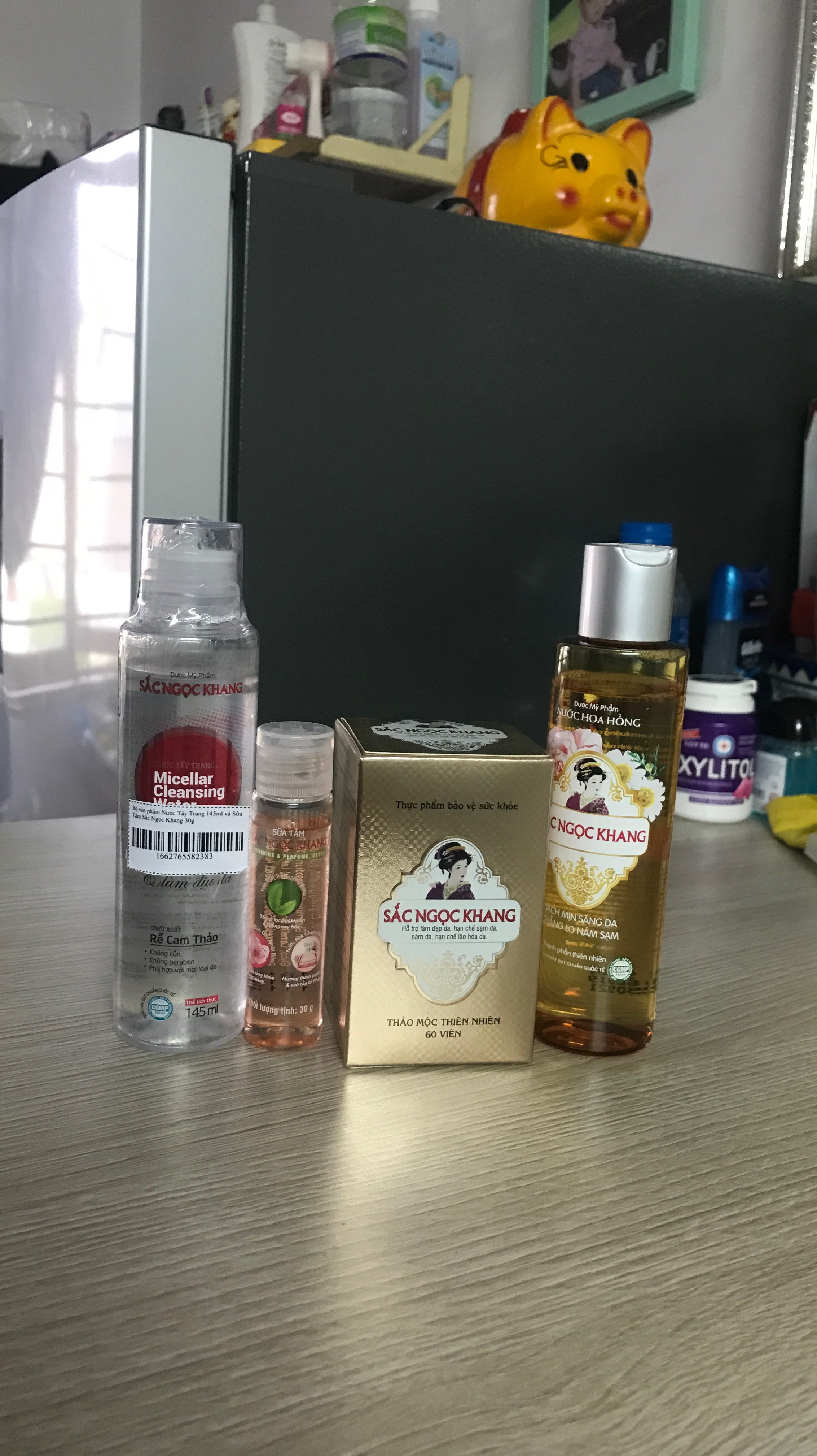 "Đặt hàng lần này trên TIKI giao hàng nhanh ghê. Mình biết sản phẩm Sắc Ngọc Khang qua 1 người chị, giới thiệu sản phẩm dùng rất hiệu quả, và mình dùng lọ Tảo Lục này là lọ thứ 2 và mình thấy thật sự hiệu quả và da sáng hơn.Còn nước hoa hồng và nước tẩy trang thì mùi thơm dễ chịu, dùng cũng thích. Mình sẽ trải nghiệm thêm vài sản phẩm của Sắc Ngọc Khang nữa. hihi.