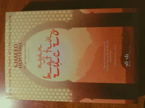 Mình khá mong đợi sách, nhưng đến lúc nhận sách mình hơi ngỡ ngàng, trời thì mưa, hộp móp méo, khui ra thì sách chỉ được bọc trong màng bọc thực phẩm, cái chống xốc thì để dưới đáy xã hội (để vô như không). Nên trong quá trình vận chuyển làm móp gáy hết 4 cuốn sách mình mua.

Mình không hài lòng về cách đóng gói đơn hàng của Tiki và bên đvvc.

Trước mình cũng có đọc Người đua diều rồi, thật sự rất hay, cảm động, nên mình mua thêm Ngàn mặt trời rực rỡ. Mình đã đọc qua review nên thấy sách cũng oke lắm. Mọi người có thể cân nhắc mua. ¯⁠\⁠_⁠(⁠ツ⁠)⁠_⁠/⁠¯

Sách nay đỡ nhất trong 4 cuốn mình mua, nó bị móp gáy thôi huhu :(((