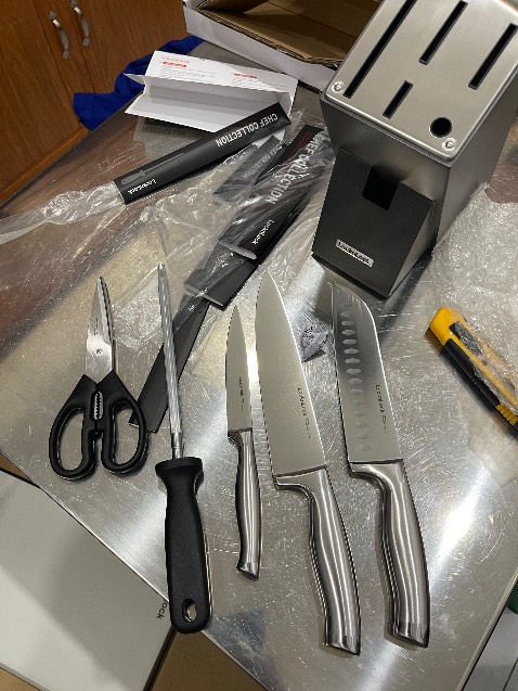 Giao hàng nhanh đúng giơ nhưng sản phẩm thiếu dao chặt thịt nhưng đã đc giải quyết đổi hàng mới.  Dù cung tốn thời gian vì cần gưi đủ hình ảnh sản phẩm nhưng mọi việc tốt đẹp minh có bộ dao mới để dùng 👍