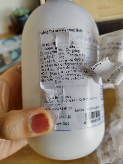 Shop không trung thực khi dán đè 3 mark vào sản phẩm, mỗi mark là một hạn sử dụng khác nhau. Sản phẩm vẫn còn hạn sử dụng vậy tại sao cần thiếu trung thực như vậy? Mình sẽ KHÔNG BAO GIỜ mua hàng của nhà cung cấp này nữa.