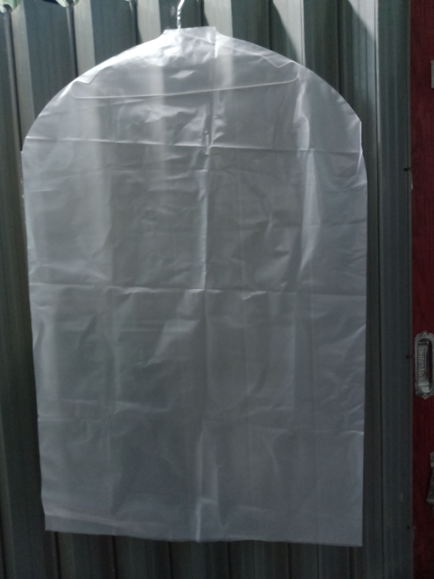 có tin được đây là sản phẩm em được đăng bán hay không chứ. hoàn toàn không giống một chút nào hết không khóa kéo, không may viền, chất liệu như nilon. trước giờ mình mua hàng của tiki rất ok. những k hiểu sao lần này lại như vậy. nếu tiki có giao nhằm thì mong hãy giao lại cho mình đúng sản phẩm đc đăng bán. con k phải thì mong rằng
 tiki hãy xem xét lại chuyện bán hàng của mình đi. bán phải  cho đúng sản phẩm k thì mất lòng tin của người tiêu dùng. thật sự rất thất vọng