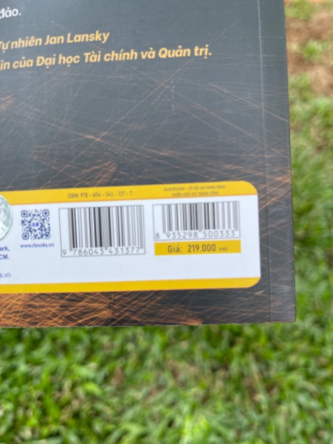 Giá bìa khác với gí niêm yết. sách bị hư tí ở gáy