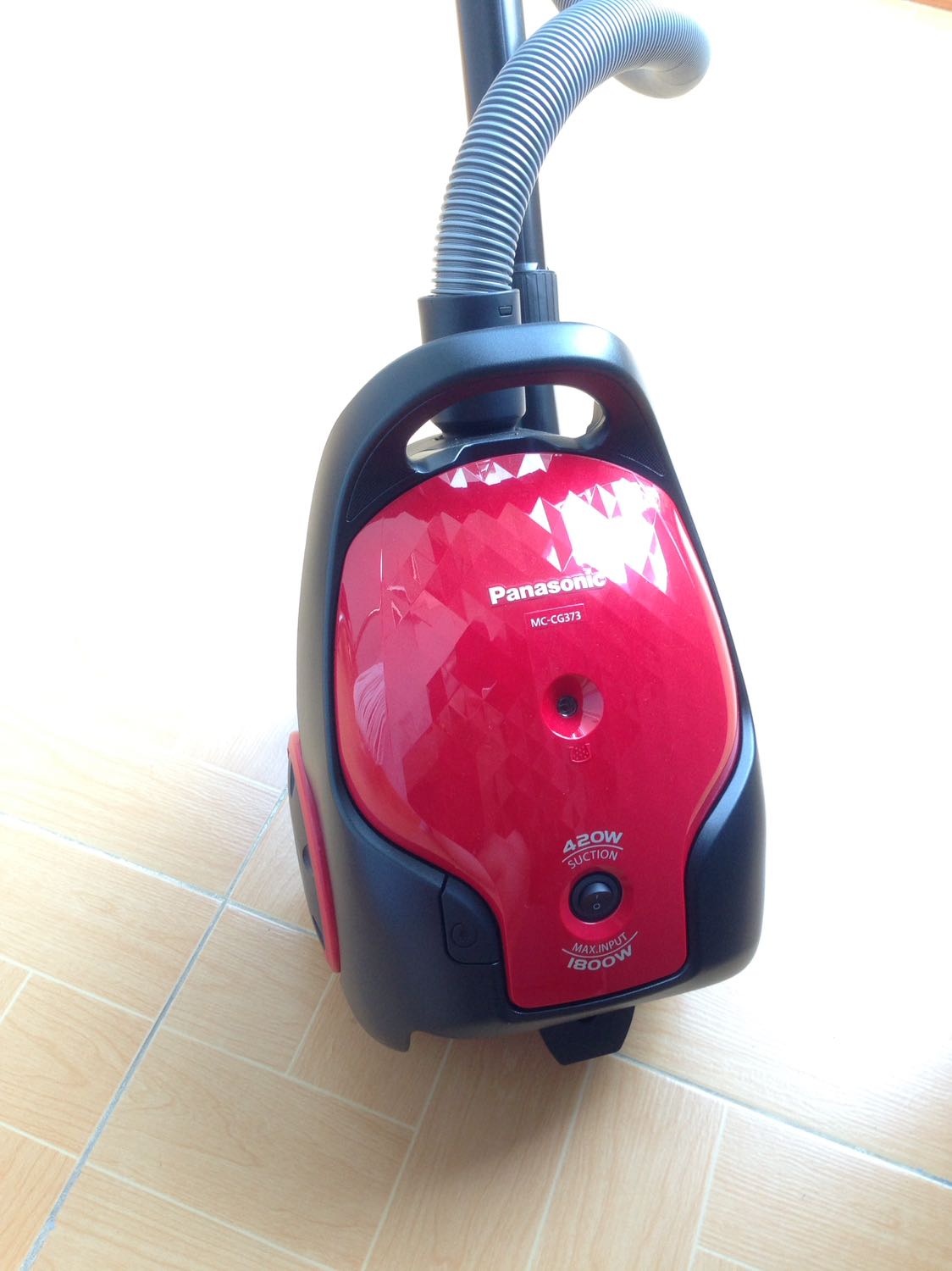 Đúng như tên gọi của dòng sản phẩm: nhẹ và mạnh mẽ. Máy có trọng lượng nhẹ hơn các dòng panasonic trước đây, công suất cũng cao hơn. :)