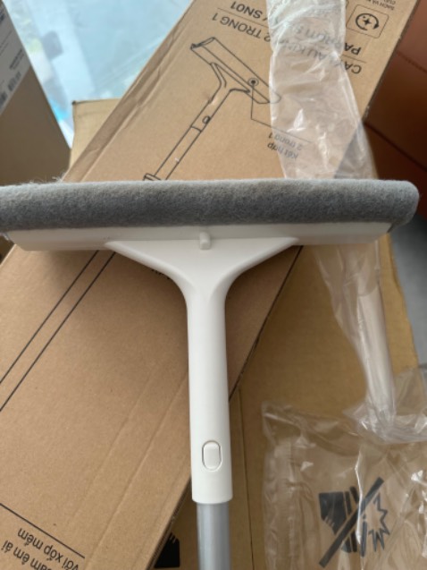 Vừa nhận đổ mở ra ngỡ ngàng, cán lau bé, tay cầm gẫy phần nhựa cố định, không nối dài tay cầm được.