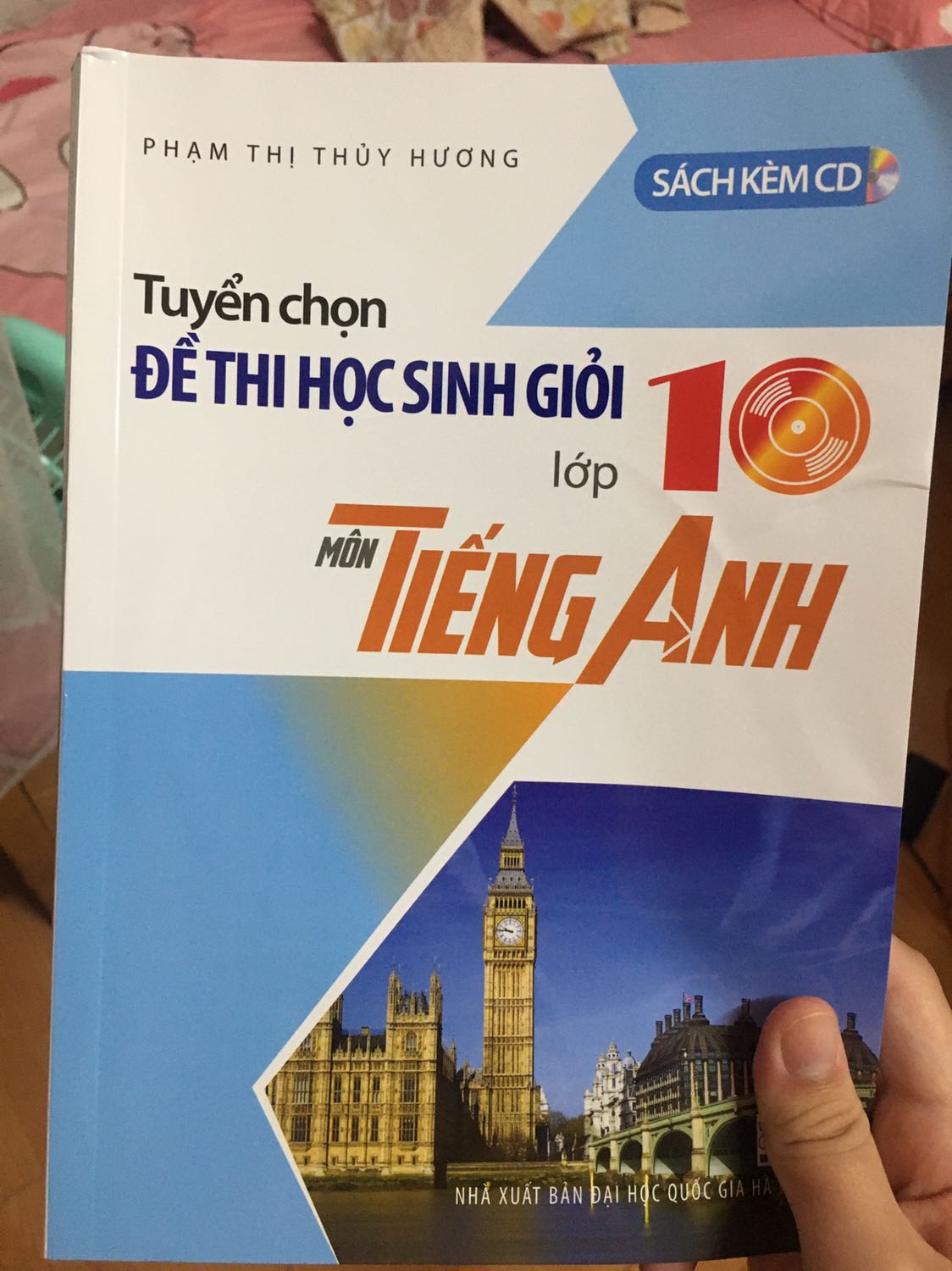 Đề trong này ổn lắm luôn nha mng. Chỉ tội là lúc mình mở ra sách có hơi bị nhăn 1 chút. Nhưng mà ko sao vì giao hàng khá nhanh hihi