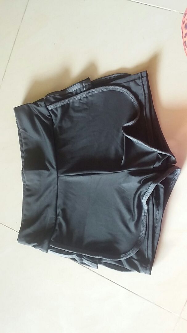 Quần vải mỏng mát. phom đẹp. nhưng đường chỉ xấu. Mình không rành chất vải nhưng theo cá nhân thì vải không đẹp. Lưng quần bản to mà luồn thun bản nhỏ làm mình phải  suy nghĩ không phải hàng chính hãng