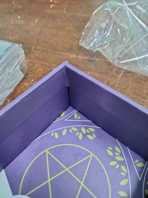 Quyển sách thì rất ổn mình không cod gì để chê nhưng bộ bài và cuốn sách rất tệ mình không ưng ý lắm nó không như mình mong đợi vì có cuốn sách ỗn nên mìn đánh giá 3 sao