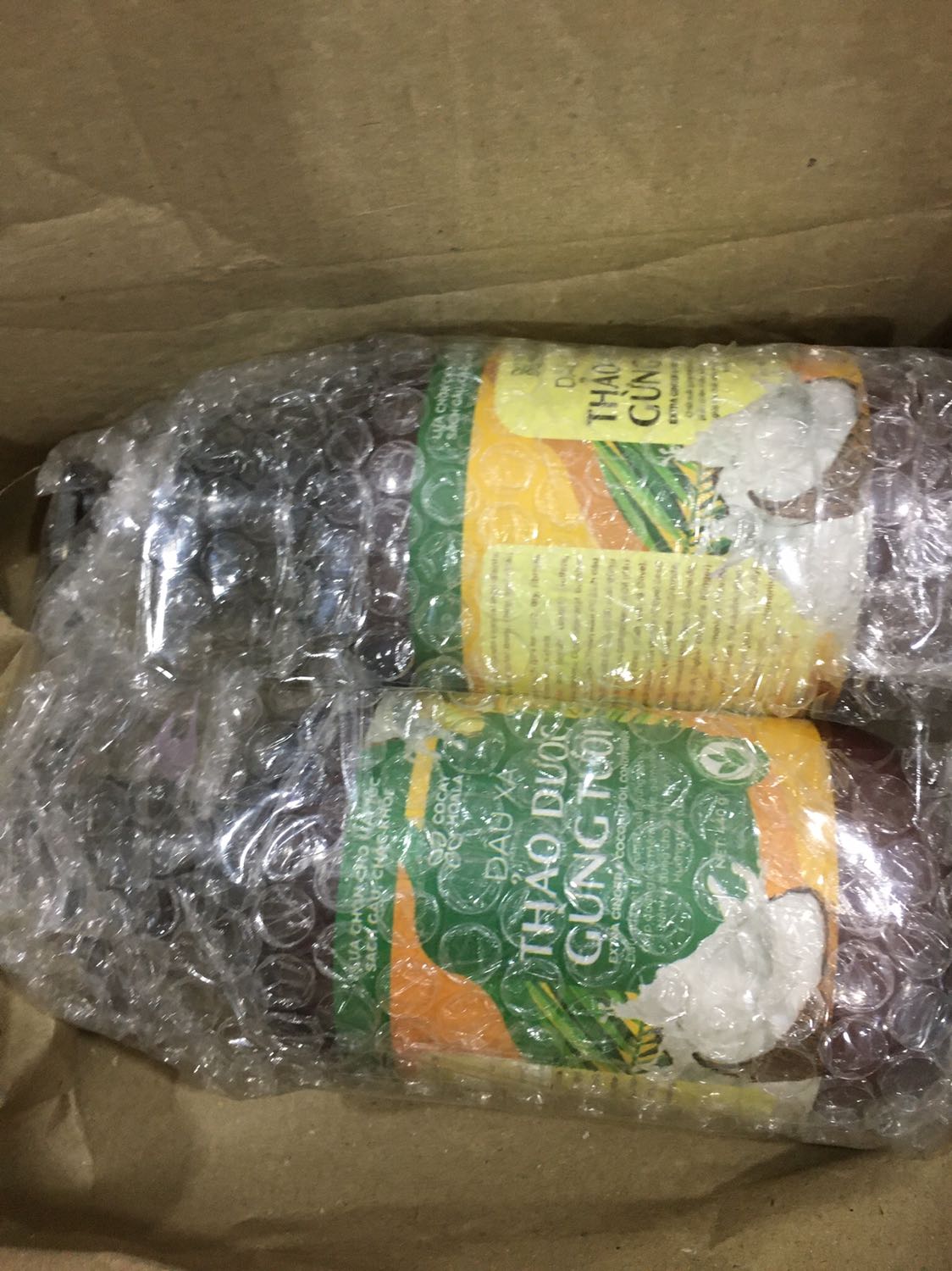 Bao bì đẹp. Mình mua 2 cặp rồi. Trước mua dùng thử thấy thích. Tóc mình tẩy rồi mà dùng thấy mượt vs cũng bớt gãy rụng hơn nên mua hộ cho bạn 1 cặp. Nói chung là thấy chất lượng rất tốt. Mùi dầu thơm dã man. Đáng tiền lắm! Mình sẽ mua nhiều hơn