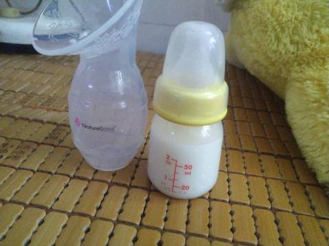 Sản phẩm rất tốt hứng đc rất nhiều sữa mỗi lần bé bú hứng thêm từ 80-100ml không lãng phí sữa mẹ, thu thêm bỏ vào bình cho bé ti thêm khỏi mua sữa bột, buồn là bé không ti bình nên hứng ra bỏ phí vì vậy mình dùng được vài lần bình còn mới 95% đầy đủ phụ kiện tiệt trùng là Sử dụng ok, mẹ nào quan tâm mình chia lại nhé gọi số: không,chín không chín, sáu ,năm,sáu, chín, không, tám *** Sản phẩm rất tốt hứng đc rất nhiều sữa mỗi lần bé bú hứng thêm từ 80-100ml không lãng phí sữa mẹ, thu thêm bỏ vào bình cho bé ti thêm khỏi mua sữa bột, buồn là bé không ti bình nên hứng ra bỏ phí vì vậy mình dùng được vài lần bình còn mới 95% đầy đủ phụ kiện tiệt trùng là Sử dụng ok, mẹ nào quan tâm mình chia lại nhé gọi số: không,chín không chín, sáu ,năm,sáu, chín, không, tám ***