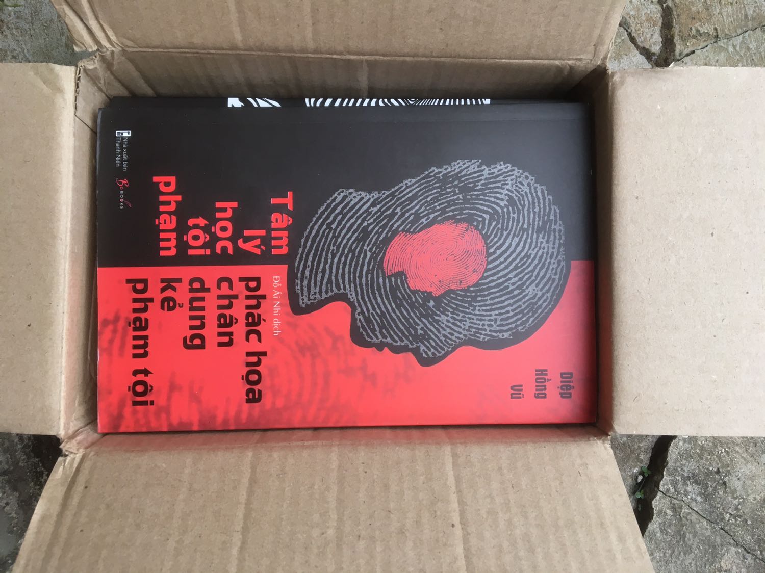 Sách hay lắm nha, bổ sung thêm cho mình kiến thức về Tâm lý học tội phạm và kinh nghiệm phá án, phác hoạ chân dung tội phạm. Bạn nào mê về mảng này thì nên mua quyển này nha, đọc cuốn lắm luôn đó. Ngoài ra còn kể ra mặt tối - nguyên nhân hình thành nên tâm lý của tội phạm, lí do ngoại cảnh thúc ép mạnh mẽ đến tội phạm làm họ có suy nghĩ lệch lạc,... nên mới dẫn đến phạm tội.