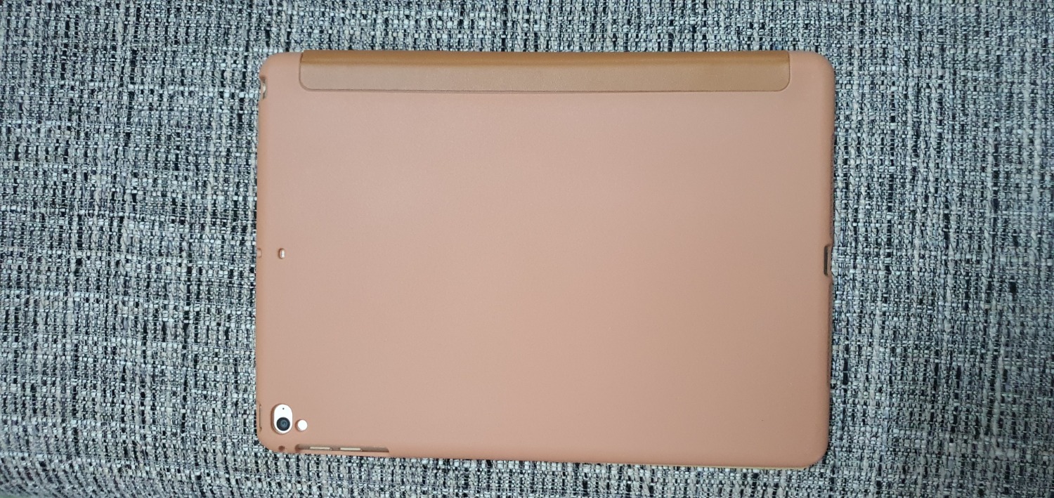 Mình mua màu da bò cho iPad Air 2 (bản cellular 64GB). Tiki giao rất sớm, đóng gói cẩn thận. Ốp chất lượng khá tốt, chức năng tự khóa màn hình khi gập ok. Phần cao su ốp vào máy hơi lỏng lẻo so với ốp cũ của mình. Tuy nhiên giá khá rẻ nên cũng thấy ok.