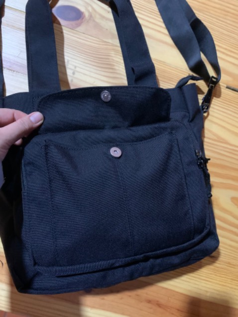 Túi chắc chắn, nhiều ngăn, đựng được nhiều đồ nhưng vẫn khá gọn gàng, kiểu dáng đơn giản dễ sử dụng. Giá lại phải chăng nữa! Ủng hộ shop!