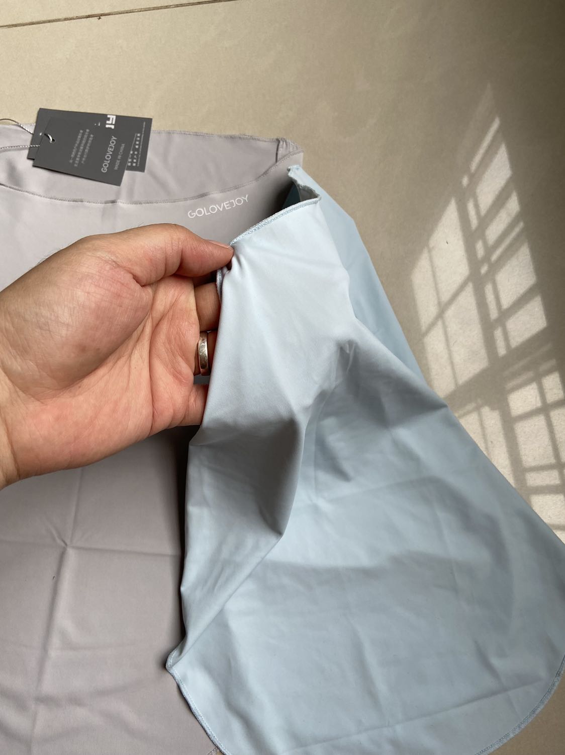 Xài Rất thích luôn nhé, mềm, mỏng, mát. Tuy nhiên phải tròng hết vào cổ rồi kéo lên, khi lấy ra cũng phải kéo lên đầu mới tháo ra được, hơi bất tiện chỗ này.