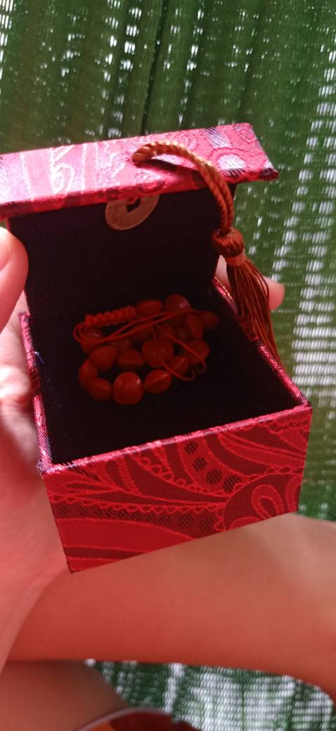 Vòng tuy hơi nhỏ ,dây cũng khá mỏng chỉ là mình sợ đứt hoy . Nhưng cũng đẹp lắm Vòng tuy hơi nhỏ ,dây cũng khá mỏng chỉ là mình sợ đứt hoy . Nhưng cũng đẹp lắm