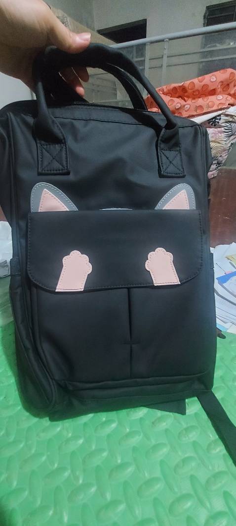 Xin sò và đáng mua.
Nhìn nhỏ nhưng để đc rất nhiều đồ.
Phía lưng có ngăn chống trộm