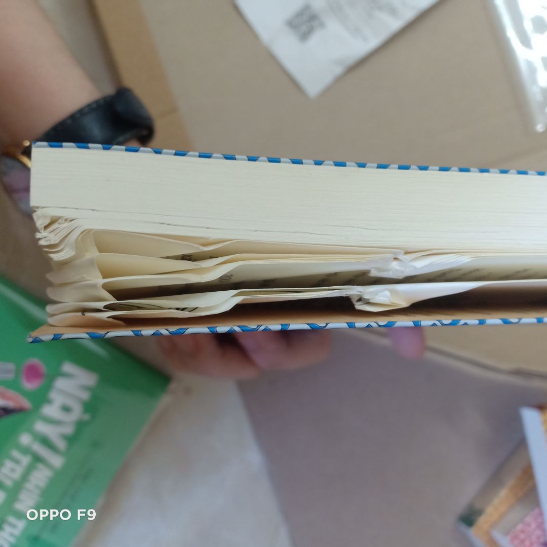 Sách bị nhăn rách nhưng vì đã lỡ cho nhằm  3 sao ở quyển khác nên quyển này cho 5 sao ít nhất thì cửa hàng cũng đã giảm giá may là không rách phần chữ.