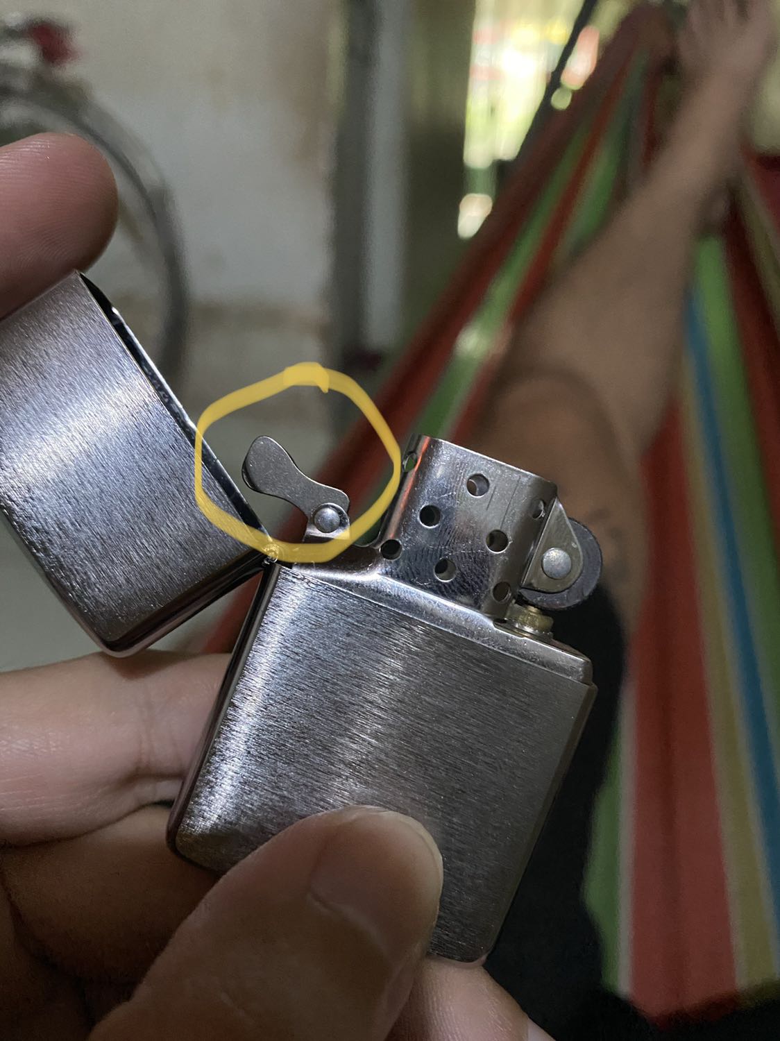 Búa cam k bật xuống được, shop hỗ trợ giúp a