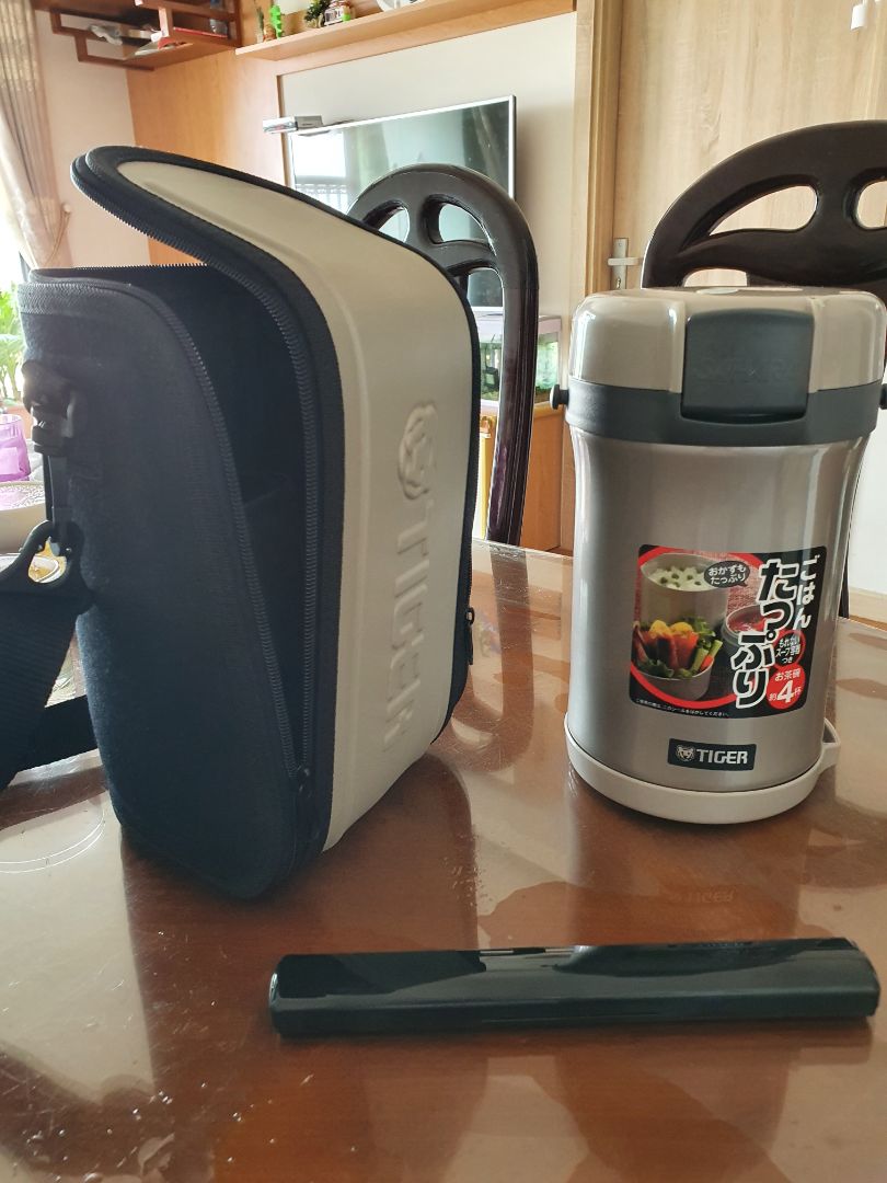 hàng rất đẹp, hôm mình mua sale 799k. các ngăn chia hợp lý, có thêm túi xách cầm cảm thấy vệ sinh hơn loại không túi