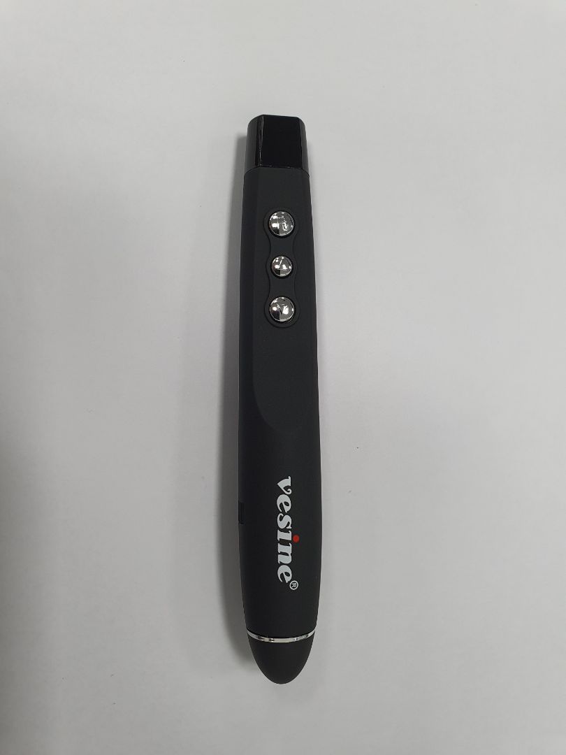 Sản phẩm có 3 chức năng là tới, lùi trang và đèn lazer, chất liệu và thiết kế cầm khá thoải mái, tuy nhiên:
- Hoàn thiện khá thô, không cho cảm giác chắc chắn.
- Nút bấm cứng và kêu cạch cạch rất lớn
- Nút bấm đèn lazer cái của mình ko ổn định, thỉnh thoảng bấm ko ăn
- USB nhận hoàn thiện khá tốt nhưng khá to, cắm vào là nhận được liền (win10)
tổng kết: phù hợp giá tiền nhưng với những ai dùng thường xuyên nên mua con khác